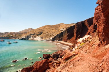 Santorini Island, Yunanistan kırmızı kumsalda. Yaz manzara, Deniz Manzaralı