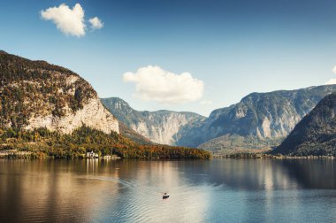 Avusturya Alplerinde Hallstatter göl. Güzel sonbahar manzara