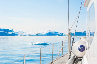 Atlantik Okyanusu Grönland buzdağları arasında yelken yat