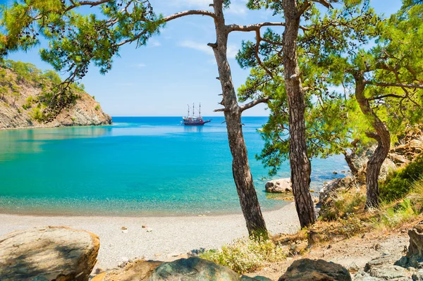 Hermosa Playa Paradise Bay Con Agua Turquesa Pinos Cerca Kemer — Foto de Stock