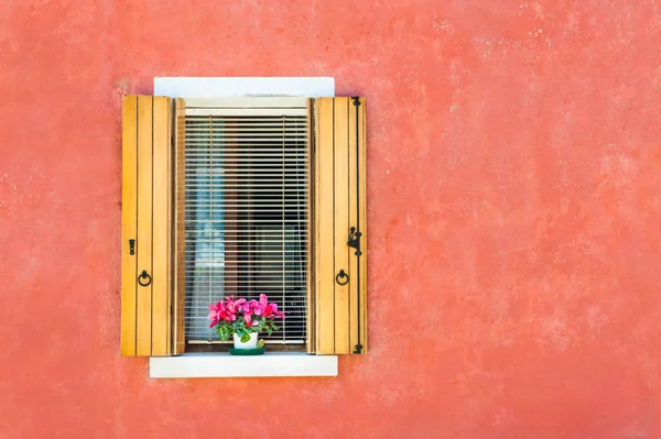 Okna Drewnianymi Okiennicami Czerwone Ściany Kolorowe Domy Wyspie Burano Wenecja — Zdjęcie stockowe