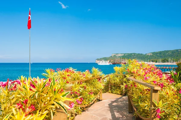 Hermosa Playa Con Flores Kemer Turquía Paisaje Verano Viajes Vacaciones — Foto de Stock