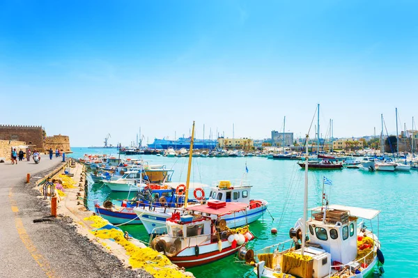 Girit, Yunanistan - 16 Mayıs 2015: Eski Venedik liman ile tekneler Kandiye, Crete Island, Yunanistan