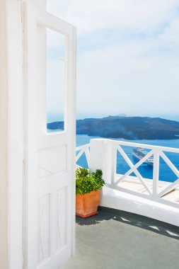 Santorini Island, Yunanistan beyaz mimarisinde. Deniz Manzaralı güzel Teras.