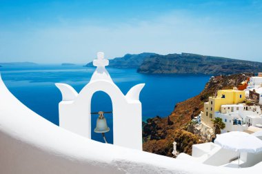 Santorini Island, Yunanistan beyaz mimarisinde. Güzel yaz manzara, Deniz Manzaralı.