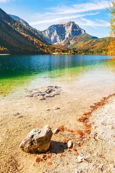 Güzel Vorderer Langbathsee gölde Alp Dağları, Avusturya. Sonbahar manzara