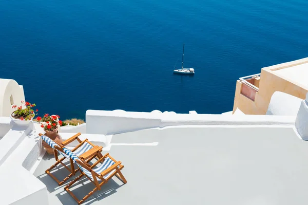 Due Chaise Longue Sulla Terrazza Con Vista Mare Isola Santorini — Foto Stock