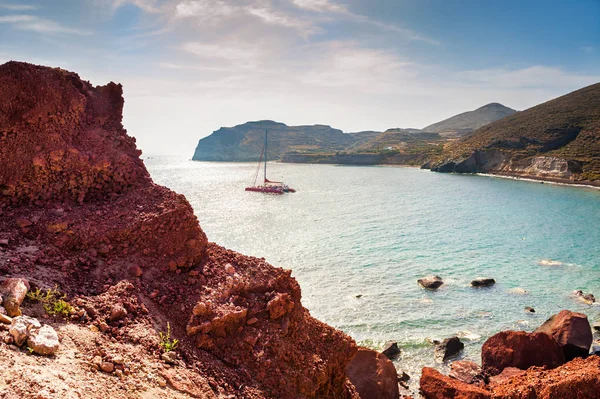 Santorini Island, Yunanistan kırmızı kumsalda. Yaz manzara, Deniz Manzaralı