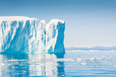 Ilulissat 'ın batı Grönland' daki büyük mavi buzdağları.