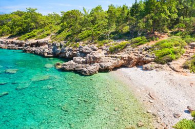 Güzel vahşi plaj turkuaz su ve pines near Kemer, Turkey
