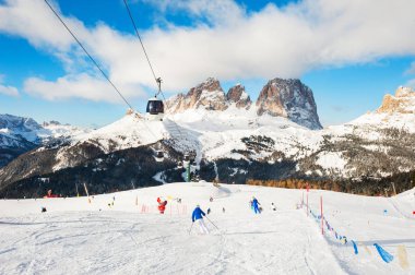 Val di Fassa için yapılan kayak pisti üzerinde sürme kayakçı Kayak resort, kış Dolomit Alpler, İtalya