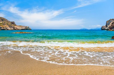 Güzel bir plaj turkuaz su ve kum Agios Pavlos, Crete, Yunanistan.
