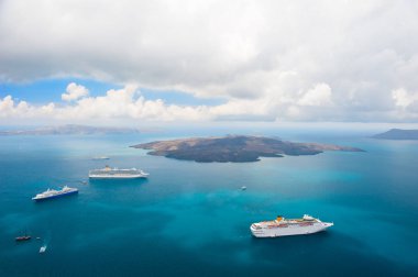 Cruise gemi deniz Sahili Santorini Island, Yunanistan yakınındaki. Yaz manzara