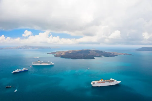 Navio Cruzeiro Perto Costa Marítima Ilha Santorini Grécia Paisagem Verão — Fotografia de Stock