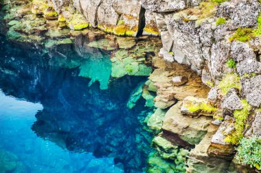Uçurum ve derin fissür Thingvellir Milli Parkı'nda, Güney İzlanda