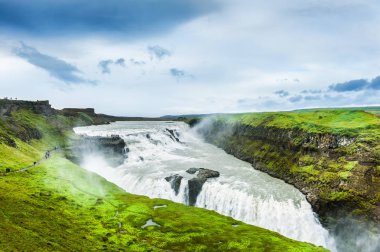 İzlanda'daki Gullfoss şelale. Altın daire İzlanda rotasında. Güzel yaz manzara