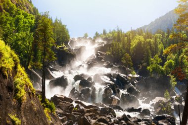 Yaz peyzaj Uchar şelale, Altay Dağları, Altay Cumhuriyeti, Sibirya, Rusya