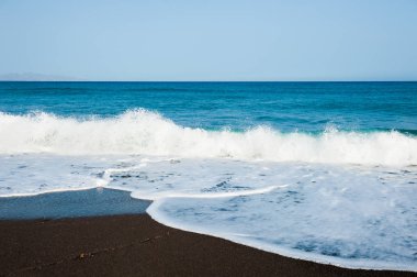 Santorini Island, Yunanistan siyah kumsalda. Yaz manzara, deniz manzaralı