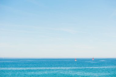 İki Yatlar mavi denizlerde yelken. Akdeniz, Kemer, Turkey. 