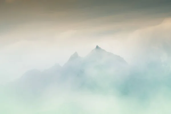 Bergstoppar Med Moln Solnedgången Vackert Vinterlandskap — Stockfoto
