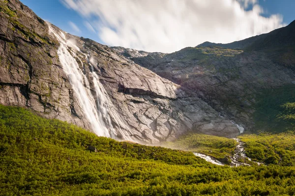 Jostedalsbreen 国家保护区 Briksdal 冰川附近的瀑布 长曝光射击 — 图库照片