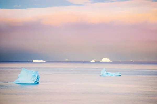 Μπλε Παγόβουνα Στο Ατλαντικό Ωκεανό Ηλιοβασίλεμα Δυτική Γροιλανδία — Φωτογραφία Αρχείου