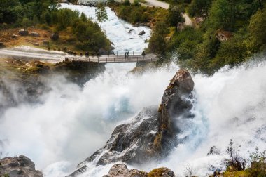 Üstten görünüm Kleivafossen şelale pik buzul Norveç'te yakınındaki. Yaz manzara