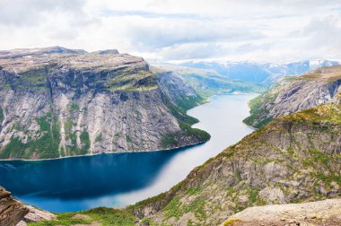 Ringedalsvatnet Gölü Trolltunga landmark Norveç'te yakınındaki dağlarda. Yaz manzara