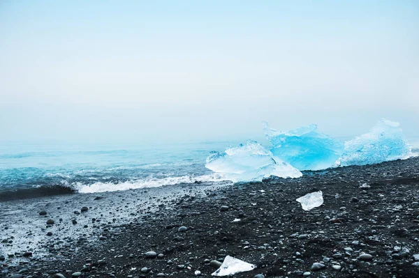 黑色的火山海滩上的蓝色冰 Jokulsarlon 冰海滩冰岛 — 图库照片