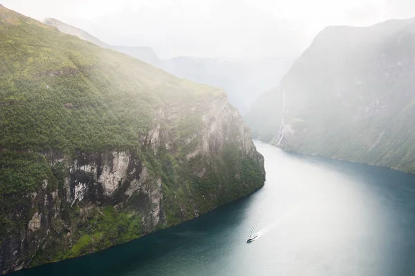 Όμορφο Και Ξακουστό Φιόρδ Geiranger Στην Βροχερή Μέρα Νορβηγία Καλοκαιρινό — Φωτογραφία Αρχείου