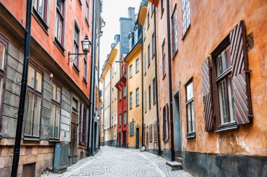 Stockholm, İsveç 'te Old Town' un renkli binalarıyla güzel bir cadde.