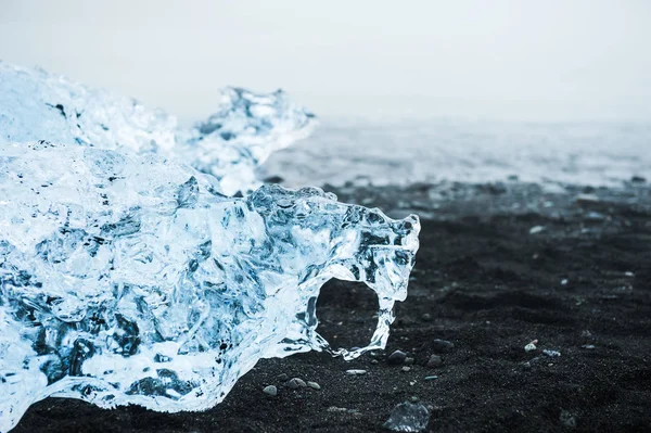 黑色的火山海滩上的蓝色冰 Jokulsarlon 冰海滩冰岛 — 图库照片