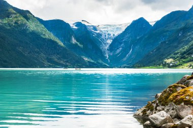 Oldevatnet göl dağ ve Norveç'te pik buzulun görünümü