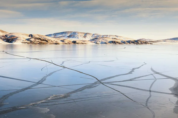 Eis Auf Dem Zugefrorenen See Schöne Winterlandschaft — Stockfoto