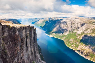 Lysefjord ve Kjerag dağ, Norveç'te ünlü dönüm noktası bakış. Yaz manzara