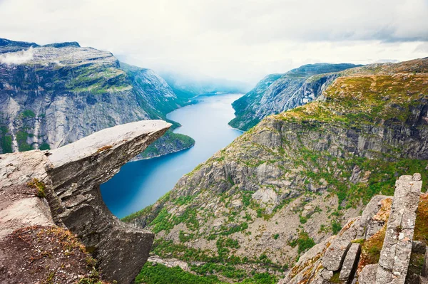 Trolltunga 著名地标在挪威 峡湾湖景 夏季景观 — 图库照片