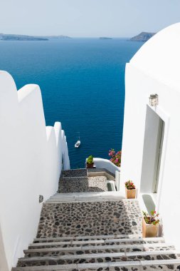 Santorini Island, Yunanistan beyaz mimarisinde. Güzel yaz manzara, Deniz Manzaralı.