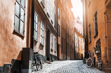 Stockholm, İsveç 'te Old Town' un renkli binalarıyla güzel bir cadde.