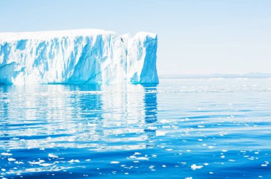 Ilulissat buzullarındaki büyük buzdağları, batı Grönland