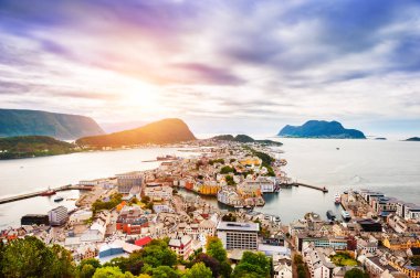 Alesund, Norveç'in panoramik görünümü. Gün batımında güzel yaz manzara