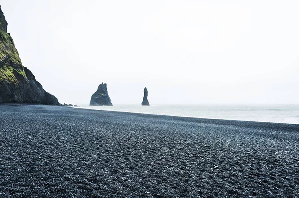 Formaciones Rocosas Reynisdrangar Playa Reynisfjara Sur Islandia Paisaje Verano — Foto de Stock