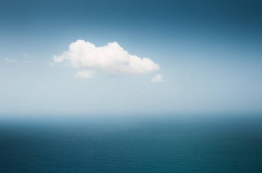 Denizin üzerinde gökyüzünde yalnız beyaz bulut. Soyut doğa arka plan