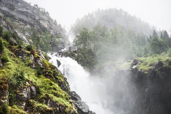 Waterval Bergen Mistige Ochtend Noorwegen Zomer Landschap — Stockfoto