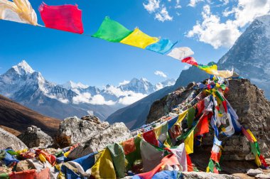 Renkli dua bayrakları Everest Base Camp Himalayalar'da, Nepal trek. Mount Ama Dablam ve Mount Kangtega görünümünü.
