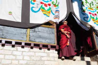 Tengboche, Nepal - Ekim, 26, 2018: Tengboche Manastırı Mani Rimdu Festivali sırasında rahipler