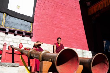 Tengboche, Nepal - Ekim, 26, 2018: Tengboche Manastırı Mani Rimdu Festivali sırasında rahipler