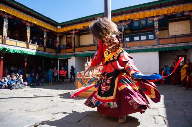 Tengboche, Nepal - Ekim, 26, 2018: Rahipler dini maskeli buddhistic dans Tengboche Manastırı Mani Rimdu Festivali sırasında gerçekleştirmek
