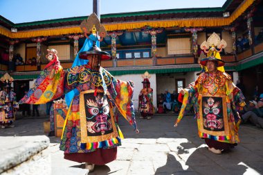 Tengboche, Nepal - Ekim, 26, 2018: Rahipler dini maskeli buddhistic dans Tengboche Manastırı Mani Rimdu Festivali sırasında gerçekleştirmek