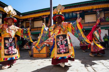 Tengboche, Nepal - Ekim, 26, 2018: Rahipler dini maskeli buddhistic dans Tengboche Manastırı Mani Rimdu Festivali sırasında gerçekleştirmek