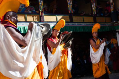 Tengboche, Nepal - Ekim, 26, 2018: Rahipler dini buddhistic dans Tengboche Manastırı Mani Rimdu Festivali sırasında gerçekleştirmek